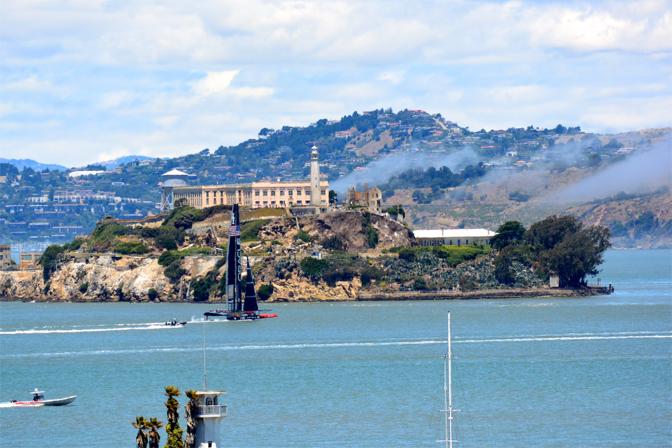 Navigazione di un coppa America davanti ad Alcatraz. Una immagine destinata a diventare popolare in tutto il mondo durante questa estate
